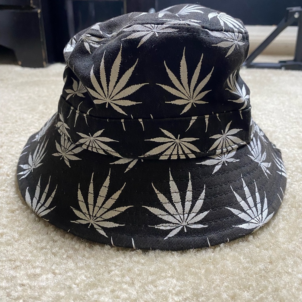 Premier Black and White Leaf Pattern Hat
